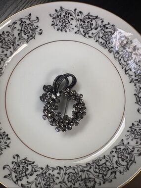 Vintage black crystal rhinestone wreath brooch.